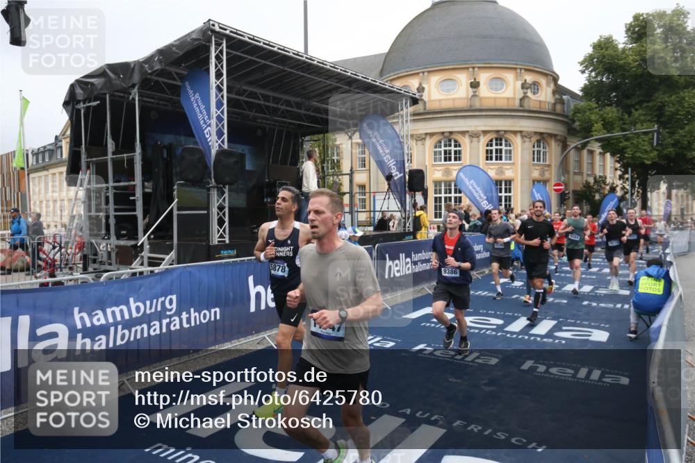 30.06.2024 - hella hamburg halbmarathon Michael Strokosch http://msf.ph/oto/6425780 30.06.2024 10:37:42 Ziel 1744, 1867, 3205, 4328, 5878, 6190, 9284, 9290, 9386, 9461, 9541, 10119, 10207, 10557, 11555, 11726, 11747, 12120 meine-sportfotos.de