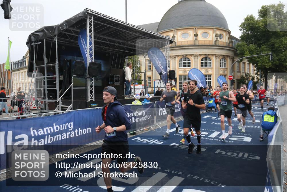 30.06.2024 - hella hamburg halbmarathon Michael Strokosch http://msf.ph/oto/6425830 30.06.2024 10:37:43 Ziel 1744, 3205, 4328, 5878, 6190, 9284, 9290, 9386, 9461, 9541, 10119, 10207, 10557, 11555, 11726, 11747, 12120 meine-sportfotos.de