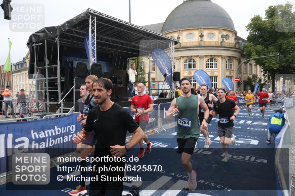 30.06.2024 - hella hamburg halbmarathon Michael Strokosch http://msf.ph/oto/6425870 30.06.2024 10:37:44 Ziel 3205, 4328, 5878, 6190, 9284, 9290, 9386, 9461, 9541, 10119, 10207, 10557, 11555, 11726, 11747, 12120 meine-sportfotos.de
