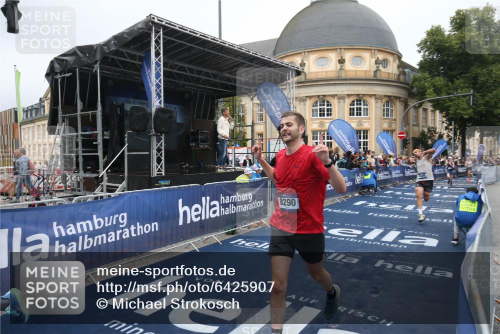 30.06.2024 - hella hamburg halbmarathon Michael Strokosch http://msf.ph/oto/6425907 30.06.2024 10:37:47 Ziel 3205, 4328, 8976, 9290, 9461, 9541, 10119, 10569, 11726, 11773 meine-sportfotos.de