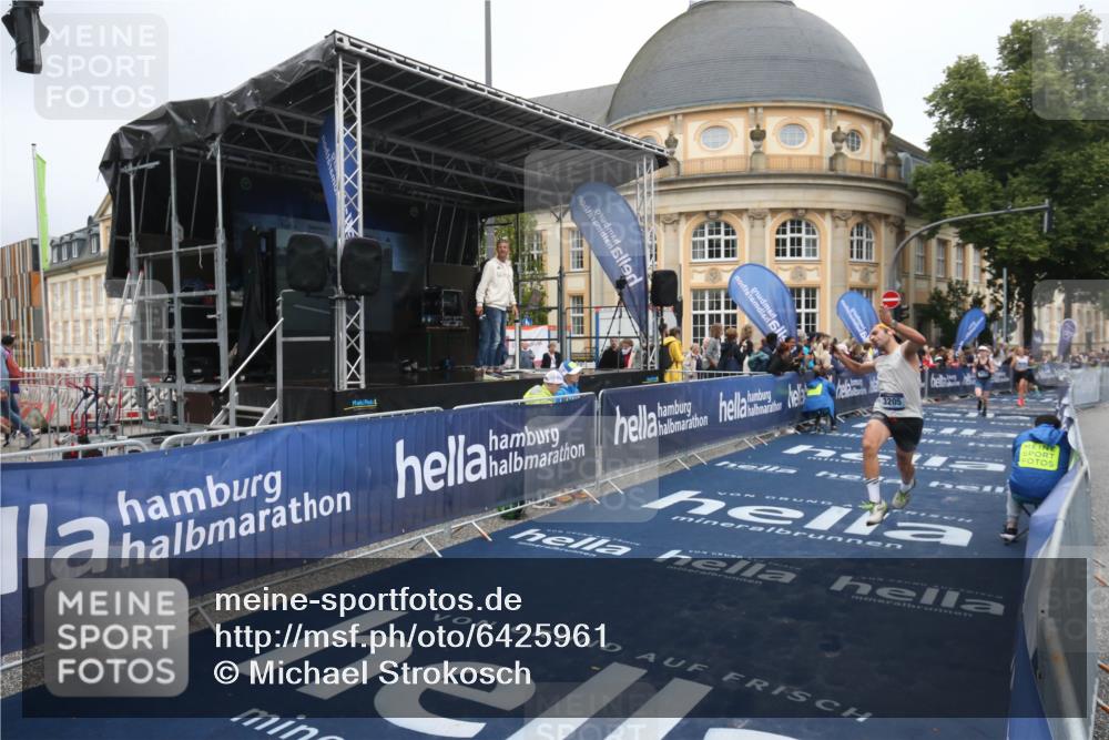 30.06.2024 - hella hamburg halbmarathon Michael Strokosch http://msf.ph/oto/6425961 30.06.2024 10:37:48 Ziel 3205, 4328, 8976, 9290, 9461, 9541, 10569, 11726, 11773 meine-sportfotos.de