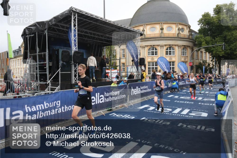 30.06.2024 - hella hamburg halbmarathon Michael Strokosch http://msf.ph/oto/6426038 30.06.2024 10:37:52 Ziel 6785, 7698, 8976, 9247, 10569, 11379, 11773, 12153 meine-sportfotos.de