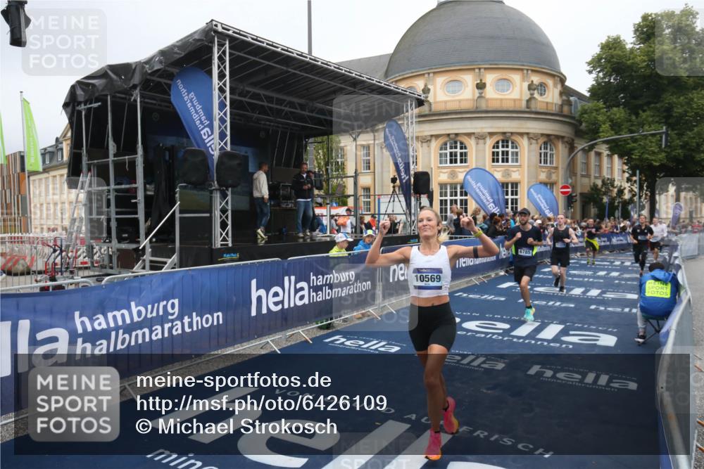 30.06.2024 - hella hamburg halbmarathon Michael Strokosch http://msf.ph/oto/6426109 30.06.2024 10:37:54 Ziel 6785, 7698, 8976, 9247, 9381, 10569, 11379, 11773, 12091, 12153 meine-sportfotos.de