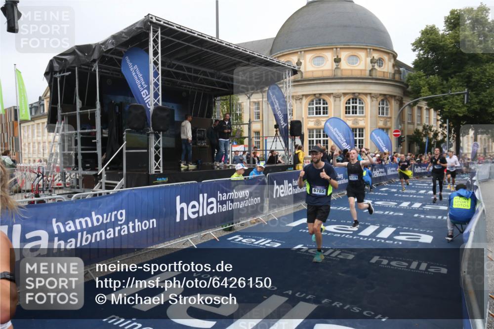 30.06.2024 - hella hamburg halbmarathon Michael Strokosch http://msf.ph/oto/6426150 30.06.2024 10:37:55 Ziel 6785, 7698, 8976, 9247, 9381, 10569, 11379, 12091, 12153 meine-sportfotos.de