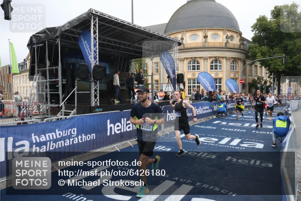 30.06.2024 - hella hamburg halbmarathon Michael Strokosch http://msf.ph/oto/6426180 30.06.2024 10:37:56 Ziel 6785, 7698, 9247, 9381, 10569, 11379, 11694, 12091, 12153 meine-sportfotos.de