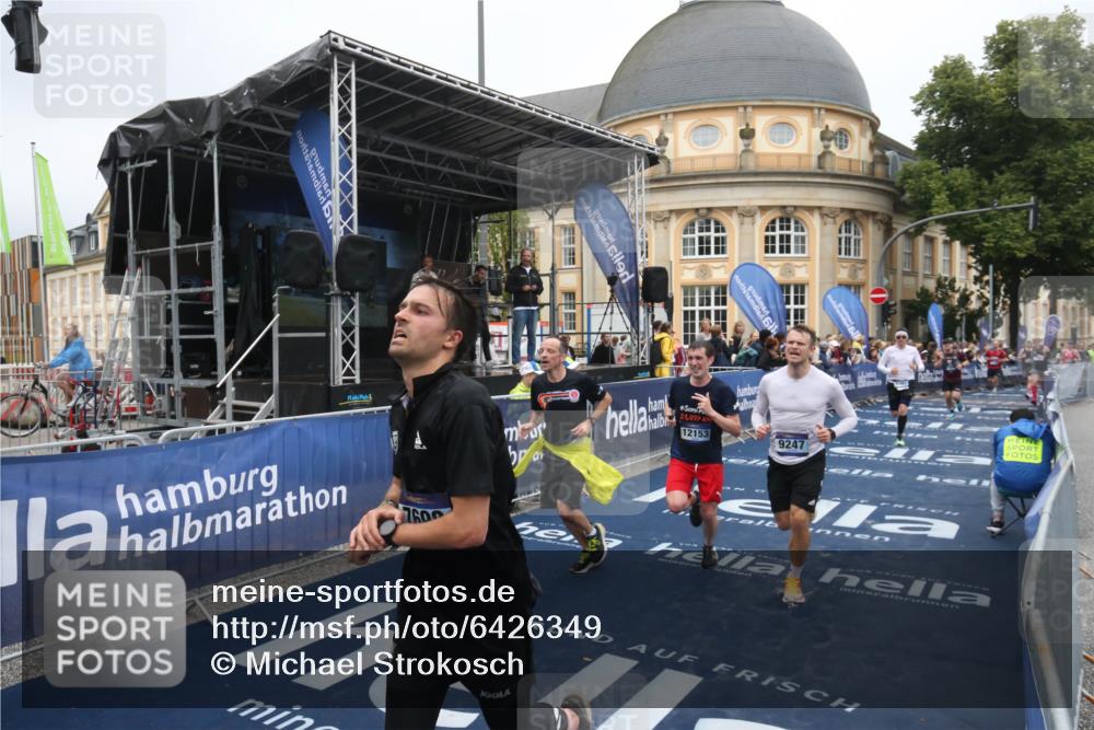 30.06.2024 - hella hamburg halbmarathon Michael Strokosch http://msf.ph/oto/6426349 30.06.2024 10:37:59 Ziel 2001, 6826, 7698, 9247, 9381, 11096, 11366, 11444, 11694, 12091, 12153 meine-sportfotos.de