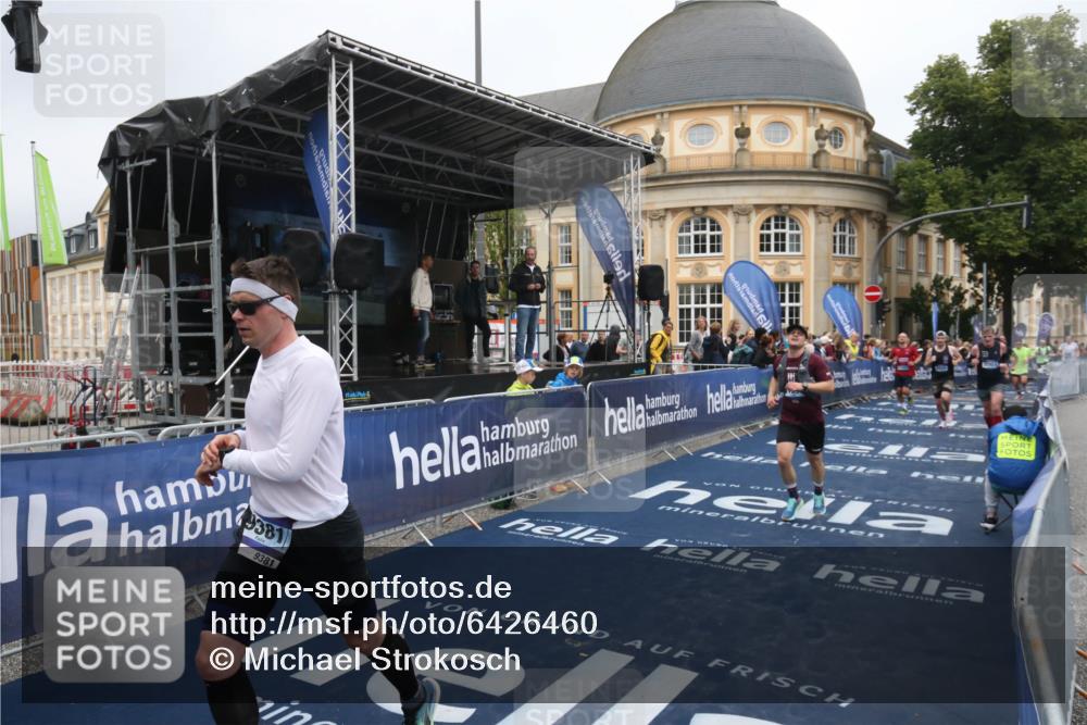 30.06.2024 - hella hamburg halbmarathon Michael Strokosch http://msf.ph/oto/6426460 30.06.2024 10:38:02 Ziel 2001, 4547, 6826, 9381, 11096, 11366, 11444, 11694, 12091 meine-sportfotos.de