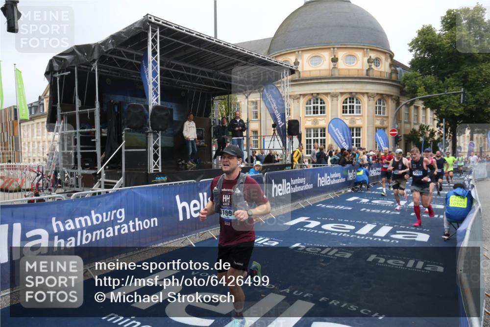 30.06.2024 - hella hamburg halbmarathon Michael Strokosch http://msf.ph/oto/6426499 30.06.2024 10:38:03 Ziel 2001, 4547, 6826, 9381, 11096, 11366, 11444, 11694 meine-sportfotos.de