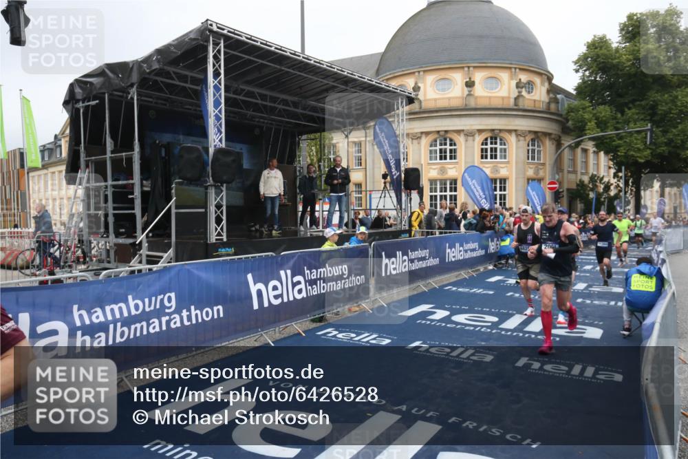 30.06.2024 - hella hamburg halbmarathon Michael Strokosch http://msf.ph/oto/6426528 30.06.2024 10:38:04 Ziel 2001, 4547, 6826, 11061, 11096, 11366, 11444, 11694 meine-sportfotos.de