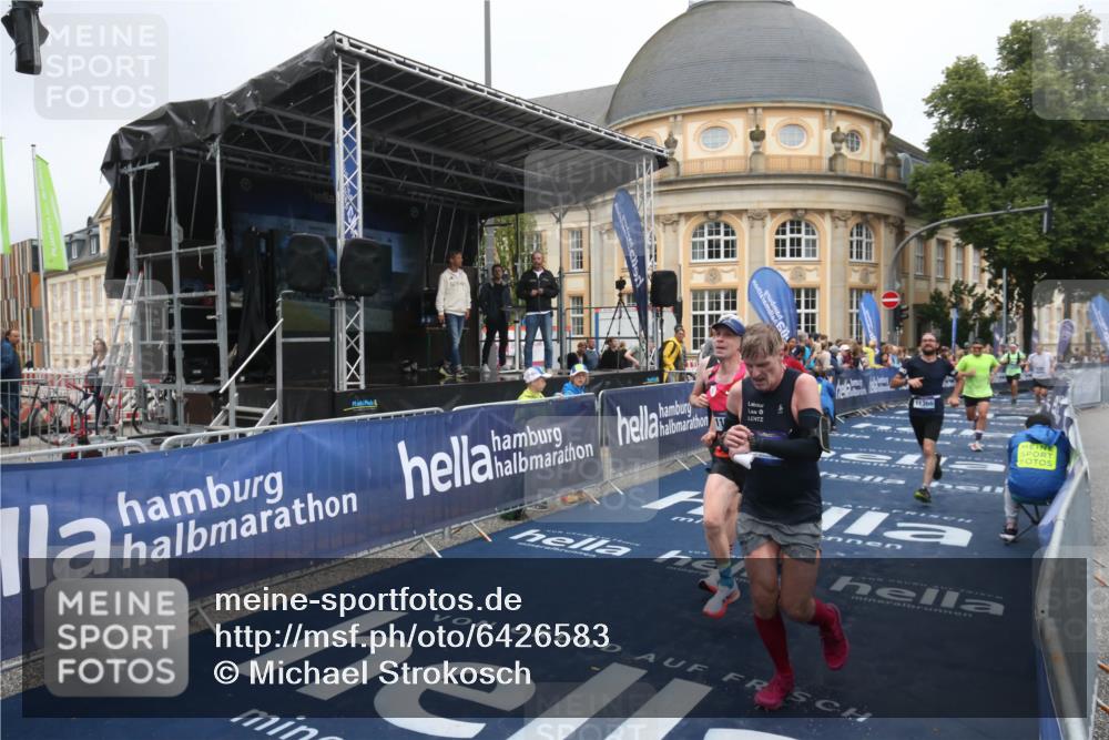 30.06.2024 - hella hamburg halbmarathon Michael Strokosch http://msf.ph/oto/6426583 30.06.2024 10:38:05 Ziel 2001, 4547, 6826, 10485, 11061, 11096, 11366, 11444, 11694 meine-sportfotos.de