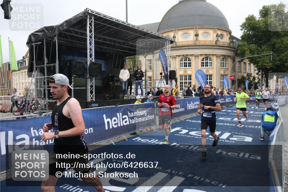 30.06.2024 - hella hamburg halbmarathon Michael Strokosch http://msf.ph/oto/6426637 30.06.2024 10:38:06 Ziel 2001, 4547, 6826, 10485, 11061, 11096, 11366, 11444 meine-sportfotos.de