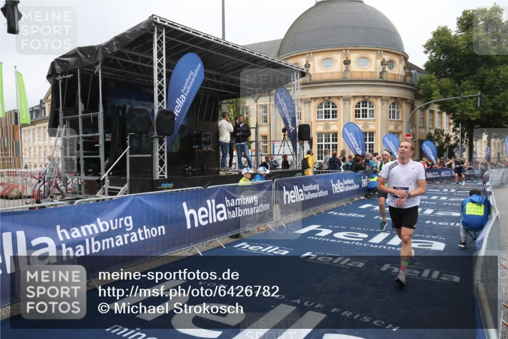 30.06.2024 - hella hamburg halbmarathon Michael Strokosch http://msf.ph/oto/6426782 30.06.2024 10:38:10 Ziel 4452, 8482, 10485, 11061, 11895 meine-sportfotos.de
