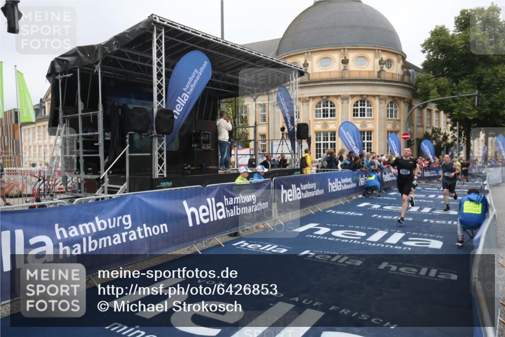30.06.2024 - hella hamburg halbmarathon Michael Strokosch http://msf.ph/oto/6426853 30.06.2024 10:38:13 Ziel 4452, 4894, 7954, 8482, 10485, 11061, 11895 meine-sportfotos.de