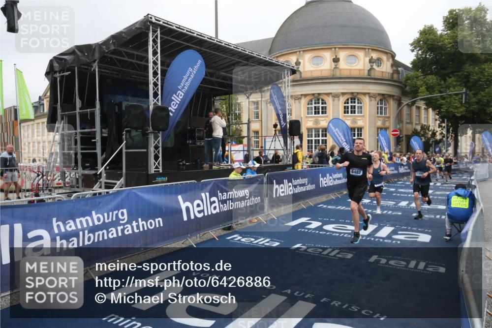 30.06.2024 - hella hamburg halbmarathon Michael Strokosch http://msf.ph/oto/6426886 30.06.2024 10:38:14 Ziel 4452, 4894, 7954, 8482, 10485, 11895 meine-sportfotos.de