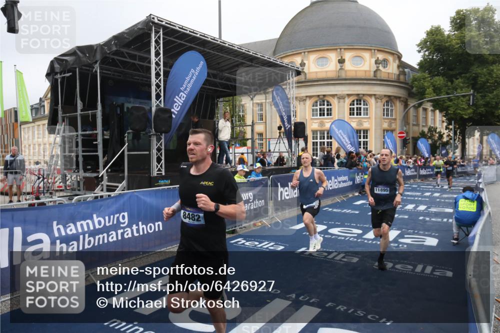 30.06.2024 - hella hamburg halbmarathon Michael Strokosch http://msf.ph/oto/6426927 30.06.2024 10:38:15 Ziel 4452, 4894, 7954, 8482, 11895 meine-sportfotos.de