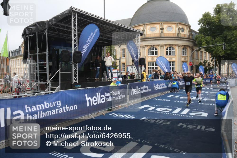 30.06.2024 - hella hamburg halbmarathon Michael Strokosch http://msf.ph/oto/6426955 30.06.2024 10:38:18 Ziel 4894, 7954, 8565, 10178 meine-sportfotos.de
