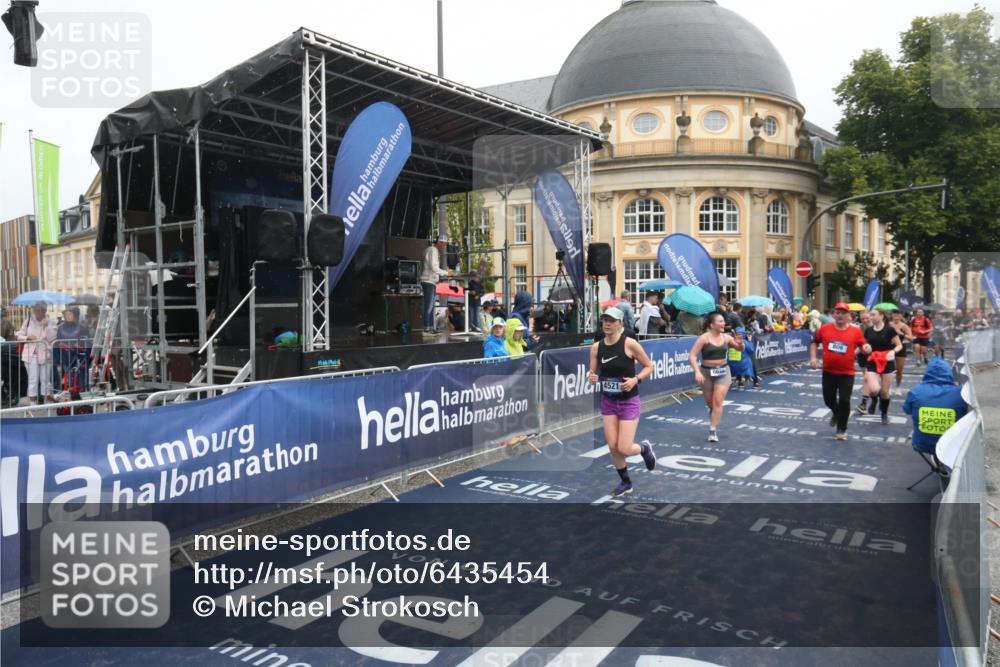 30.06.2024 - hella hamburg halbmarathon Michael Strokosch http://msf.ph/oto/6435454 30.06.2024 12:21:16 Ziel 806, 928, 2997, 4521, 6301, 6688, 11313, 13166 meine-sportfotos.de