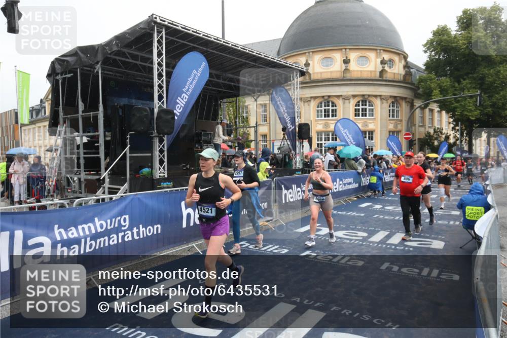 30.06.2024 - hella hamburg halbmarathon Michael Strokosch http://msf.ph/oto/6435531 30.06.2024 12:21:17 Ziel 806, 928, 2997, 4521, 6301, 6688, 11313, 13166 meine-sportfotos.de