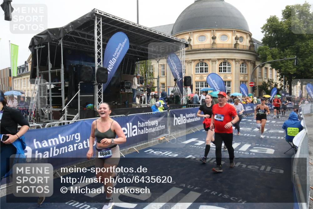30.06.2024 - hella hamburg halbmarathon Michael Strokosch http://msf.ph/oto/6435620 30.06.2024 12:21:18 Ziel 806, 928, 2997, 4521, 6301, 6688, 11313, 12510, 13166 meine-sportfotos.de