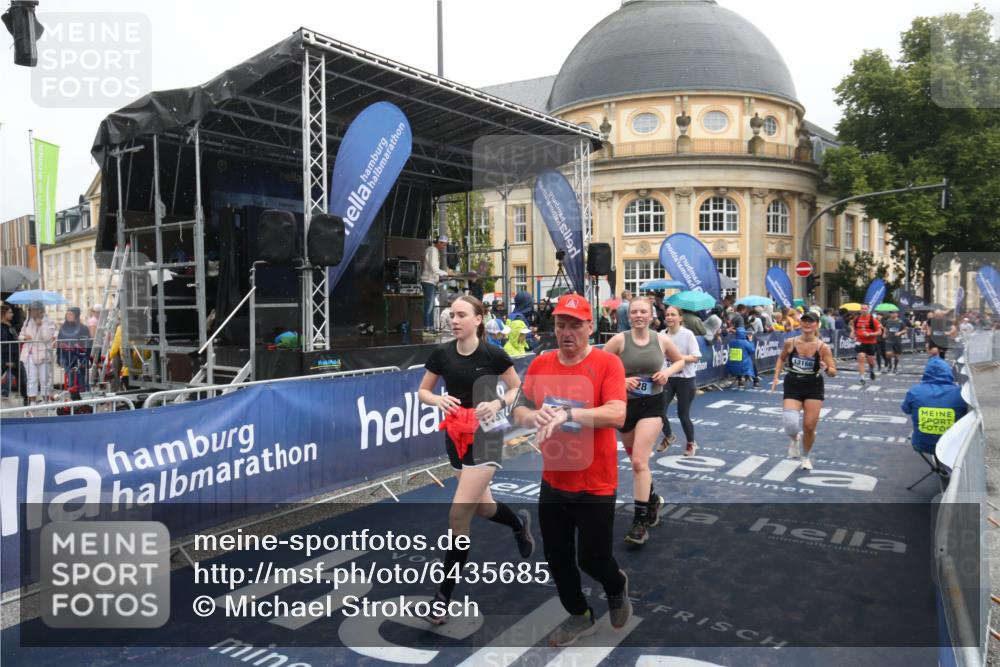 30.06.2024 - hella hamburg halbmarathon Michael Strokosch http://msf.ph/oto/6435685 30.06.2024 12:21:19 Ziel 806, 928, 2997, 4521, 6301, 6688, 11313, 12510, 13166 meine-sportfotos.de