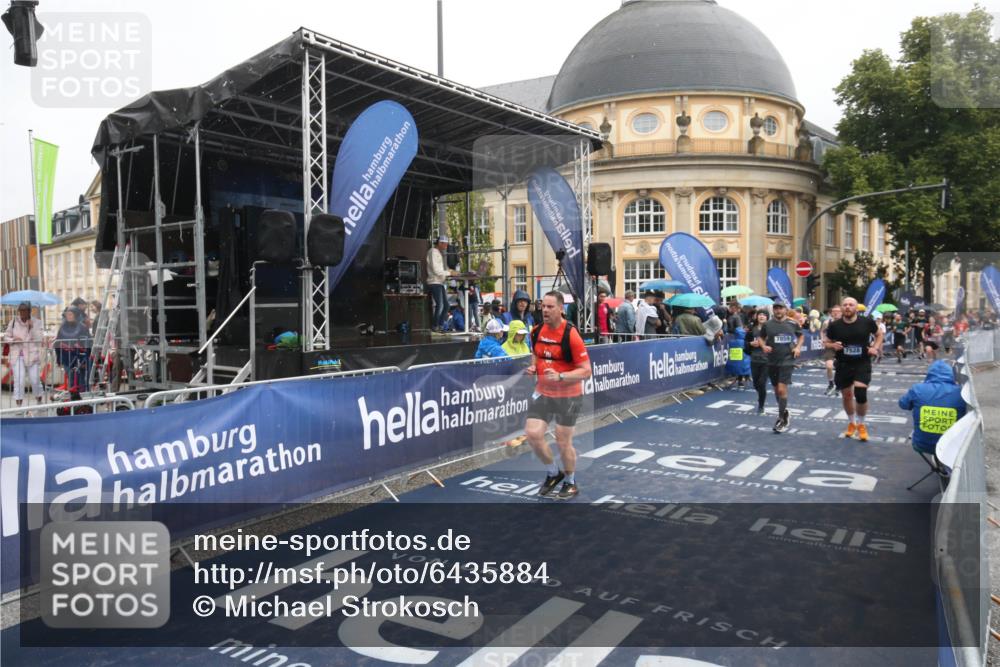 30.06.2024 - hella hamburg halbmarathon Michael Strokosch http://msf.ph/oto/6435884 30.06.2024 12:21:24 Ziel 7528, 7857, 7859, 11543, 12510 meine-sportfotos.de