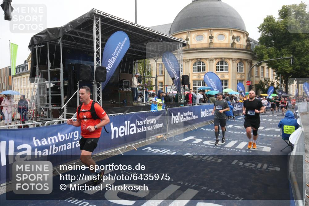 30.06.2024 - hella hamburg halbmarathon Michael Strokosch http://msf.ph/oto/6435975 30.06.2024 12:21:25 Ziel 3770, 7528, 7857, 7859, 11543, 12510, 13258 meine-sportfotos.de