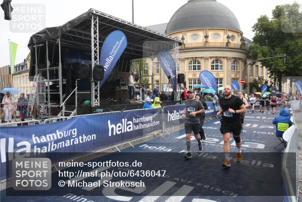 30.06.2024 - hella hamburg halbmarathon Michael Strokosch http://msf.ph/oto/6436047 30.06.2024 12:21:26 Ziel 3770, 6508, 7528, 7857, 7859, 11543, 12510, 13258 meine-sportfotos.de