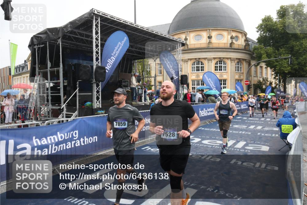 30.06.2024 - hella hamburg halbmarathon Michael Strokosch http://msf.ph/oto/6436138 30.06.2024 12:21:27 Ziel 3770, 3794, 6508, 7144, 7528, 7857, 7859, 11543, 12510, 13258 meine-sportfotos.de