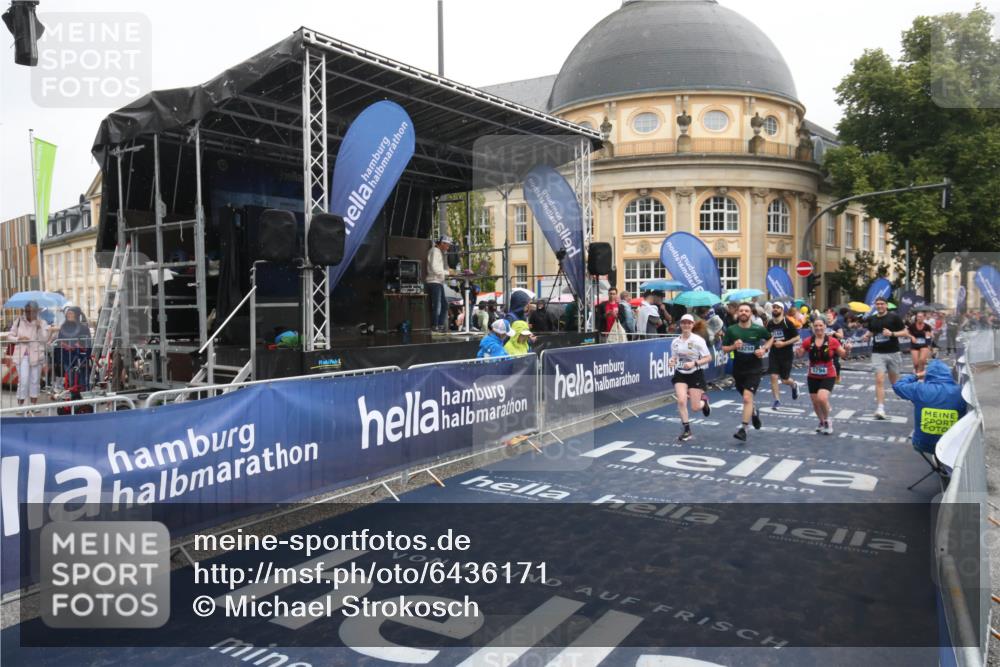30.06.2024 - hella hamburg halbmarathon Michael Strokosch http://msf.ph/oto/6436171 30.06.2024 12:21:30 Ziel 2147, 3770, 3794, 6508, 7144, 7528, 7857, 8306, 11543, 13258 meine-sportfotos.de