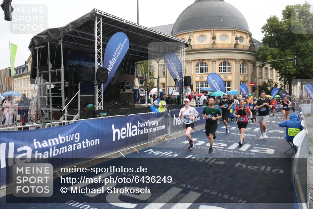 30.06.2024 - hella hamburg halbmarathon Michael Strokosch http://msf.ph/oto/6436249 30.06.2024 12:21:31 Ziel 2147, 3770, 3794, 6508, 7144, 8306, 13258 meine-sportfotos.de