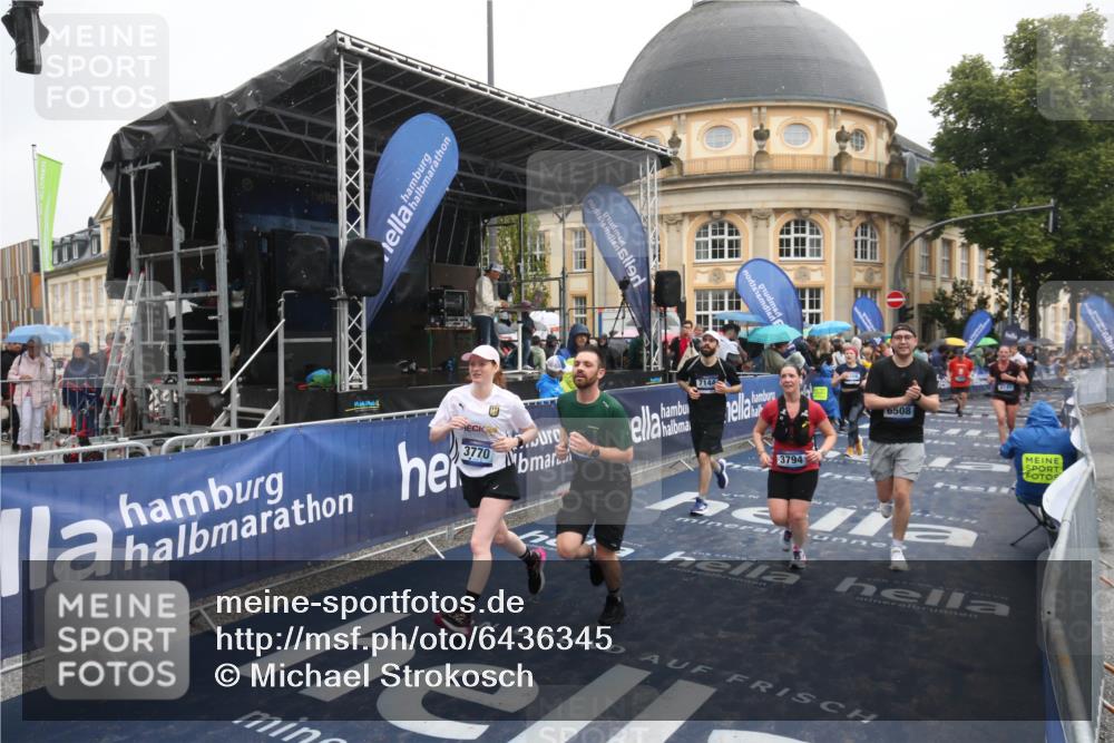 30.06.2024 - hella hamburg halbmarathon Michael Strokosch http://msf.ph/oto/6436345 30.06.2024 12:21:32 Ziel 2147, 3770, 3794, 5979, 6508, 7144, 8306, 13258 meine-sportfotos.de