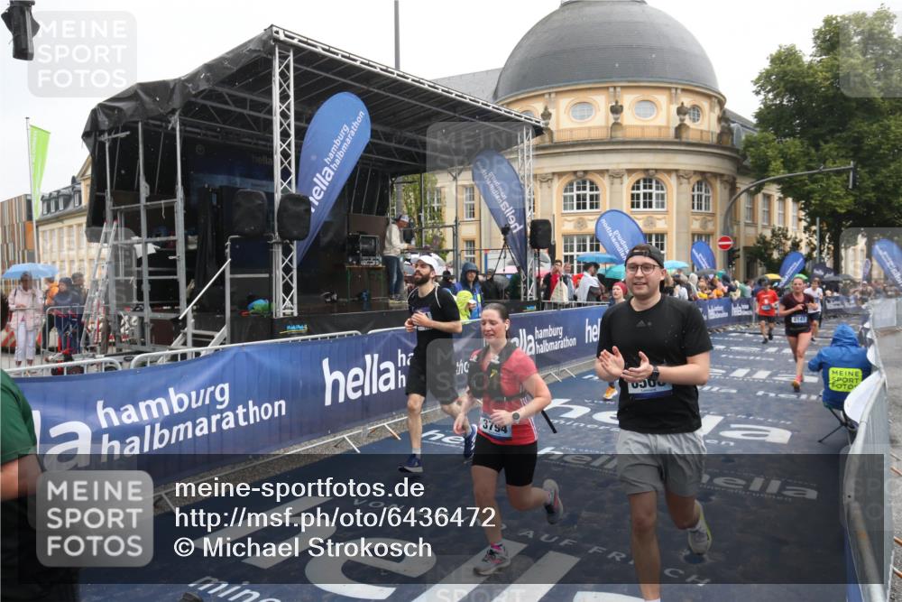 30.06.2024 - hella hamburg halbmarathon Michael Strokosch http://msf.ph/oto/6436472 30.06.2024 12:21:33 Ziel 2147, 3770, 3794, 5979, 6508, 7144, 8306, 13258 meine-sportfotos.de