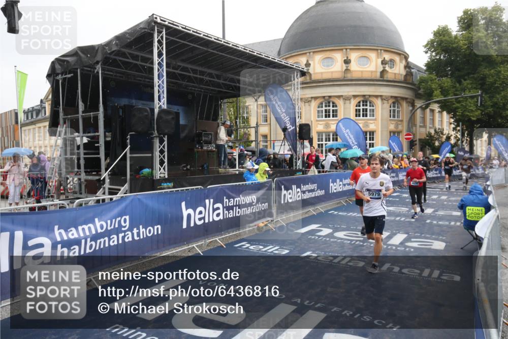 30.06.2024 - hella hamburg halbmarathon Michael Strokosch http://msf.ph/oto/6436816 30.06.2024 12:21:38 Ziel 2147, 4636, 5070, 5979, 6424, 9110, 10787 meine-sportfotos.de
