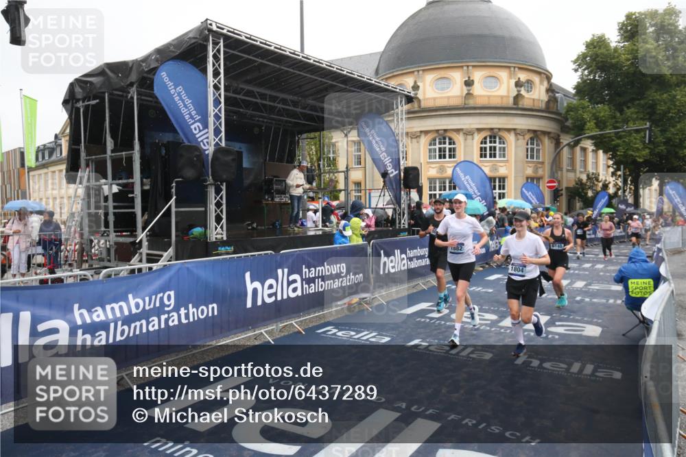 30.06.2024 - hella hamburg halbmarathon Michael Strokosch http://msf.ph/oto/6437289 30.06.2024 12:21:50 Ziel 1804, 1882, 4030, 6139, 6140, 9132, 11393 meine-sportfotos.de