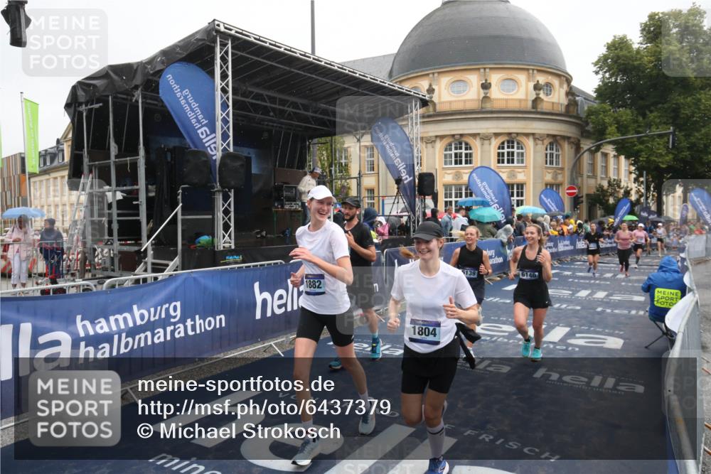 30.06.2024 - hella hamburg halbmarathon Michael Strokosch http://msf.ph/oto/6437379 30.06.2024 12:21:51 Ziel 1804, 1882, 4030, 6139, 6140, 9132, 11393 meine-sportfotos.de
