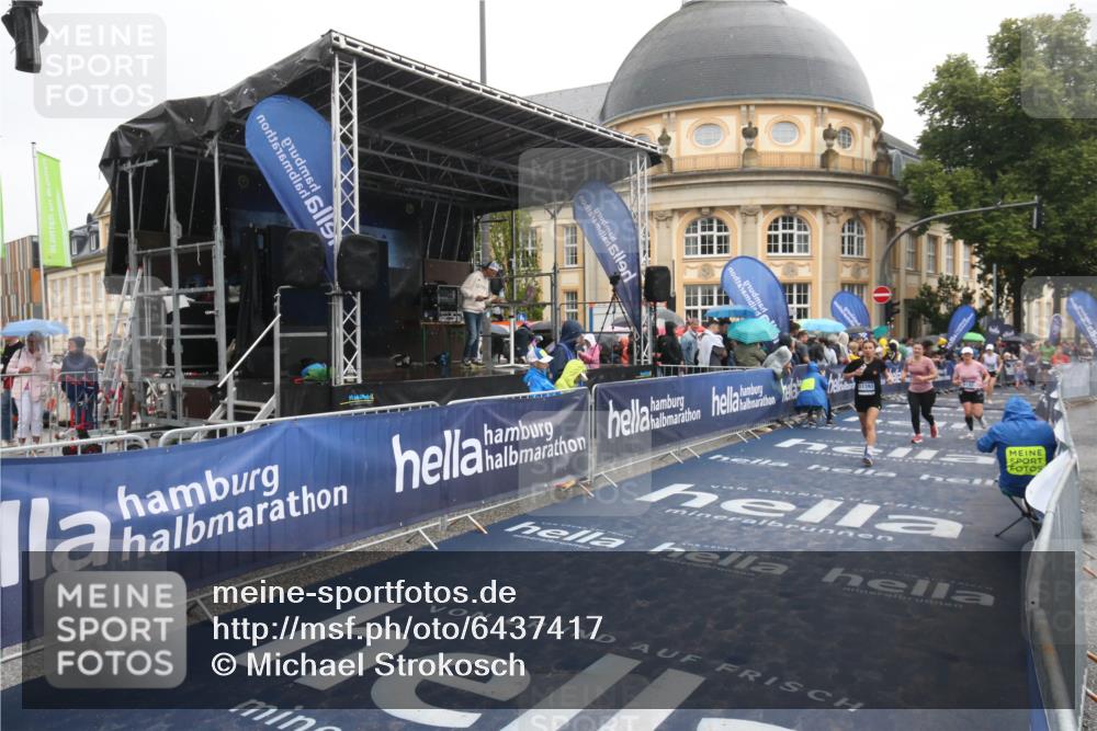 30.06.2024 - hella hamburg halbmarathon Michael Strokosch http://msf.ph/oto/6437417 30.06.2024 12:21:52 Ziel 1804, 1882, 4030, 6139, 6140, 9132, 11393 meine-sportfotos.de