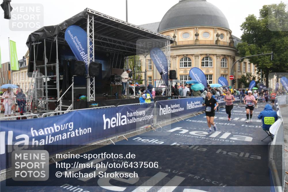 30.06.2024 - hella hamburg halbmarathon Michael Strokosch http://msf.ph/oto/6437506 30.06.2024 12:21:54 Ziel 4030, 6139, 6140, 8349, 8350, 9132, 11393 meine-sportfotos.de