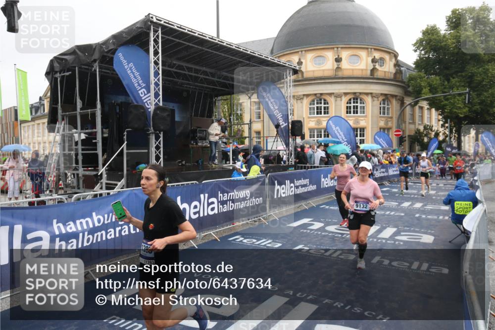 30.06.2024 - hella hamburg halbmarathon Michael Strokosch http://msf.ph/oto/6437634 30.06.2024 12:21:56 Ziel 2498, 8349, 8350, 9132, 11393 meine-sportfotos.de