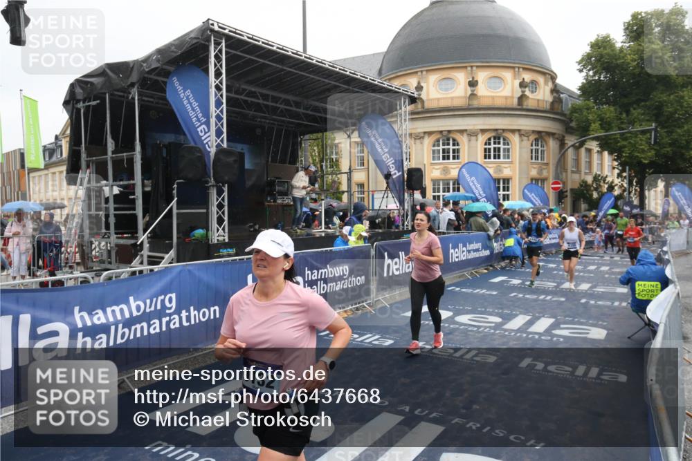 30.06.2024 - hella hamburg halbmarathon Michael Strokosch http://msf.ph/oto/6437668 30.06.2024 12:21:57 Ziel 2498, 8349, 8350, 9132, 11393 meine-sportfotos.de