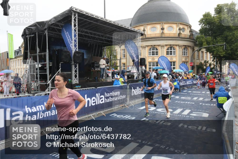 30.06.2024 - hella hamburg halbmarathon Michael Strokosch http://msf.ph/oto/6437782 30.06.2024 12:21:59 Ziel 2498, 8349, 8350, 9132 meine-sportfotos.de