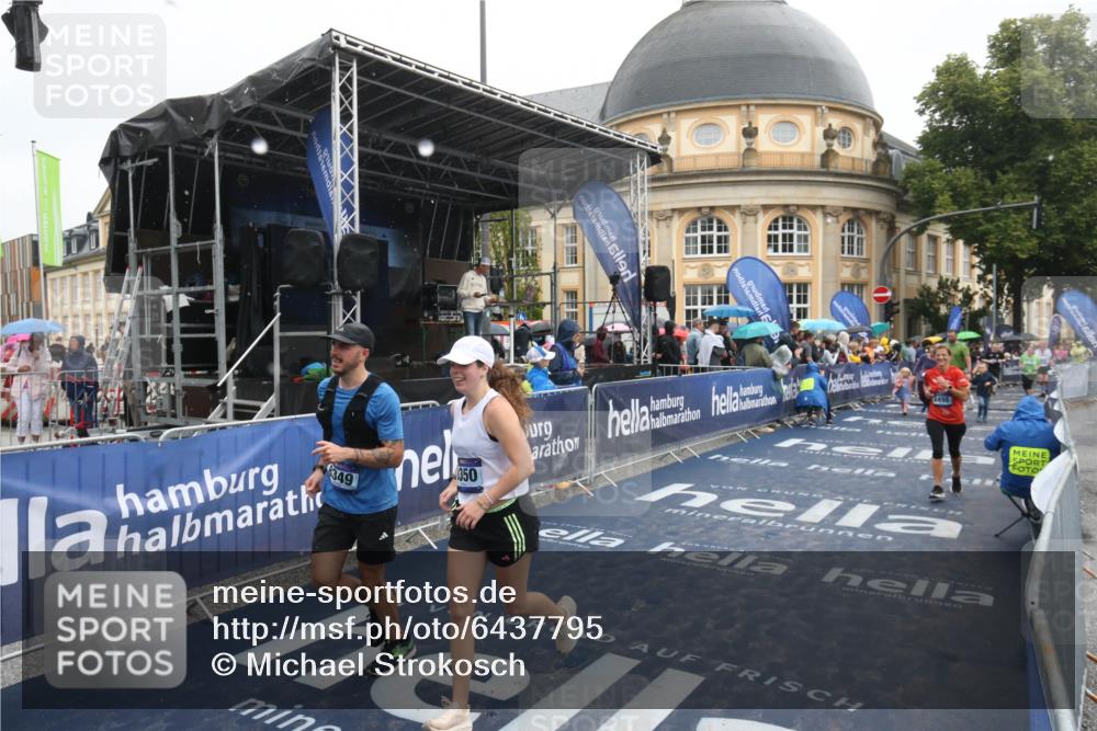 30.06.2024 - hella hamburg halbmarathon Michael Strokosch http://msf.ph/oto/6437795 30.06.2024 12:22:00 Ziel 2498, 8349, 8350 meine-sportfotos.de
