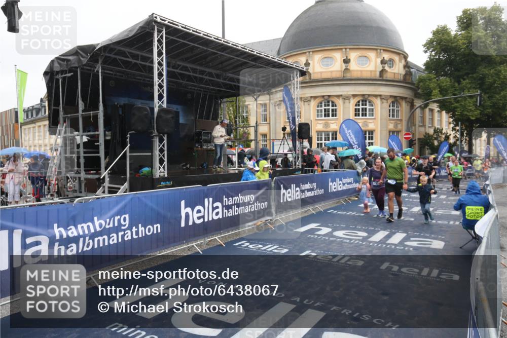 30.06.2024 - hella hamburg halbmarathon Michael Strokosch http://msf.ph/oto/6438067 30.06.2024 12:22:04 Ziel 723, 2220, 2498, 4964 meine-sportfotos.de