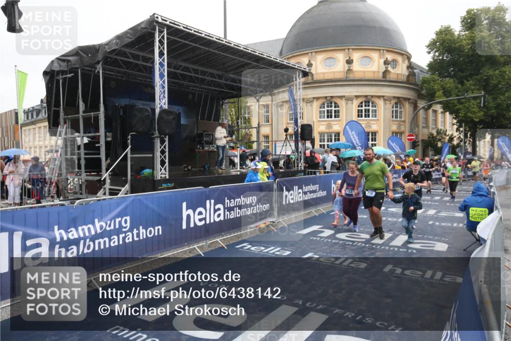 30.06.2024 - hella hamburg halbmarathon Michael Strokosch http://msf.ph/oto/6438142 30.06.2024 12:22:05 Ziel 723, 2220, 2498, 4964, 9258, 9451 meine-sportfotos.de