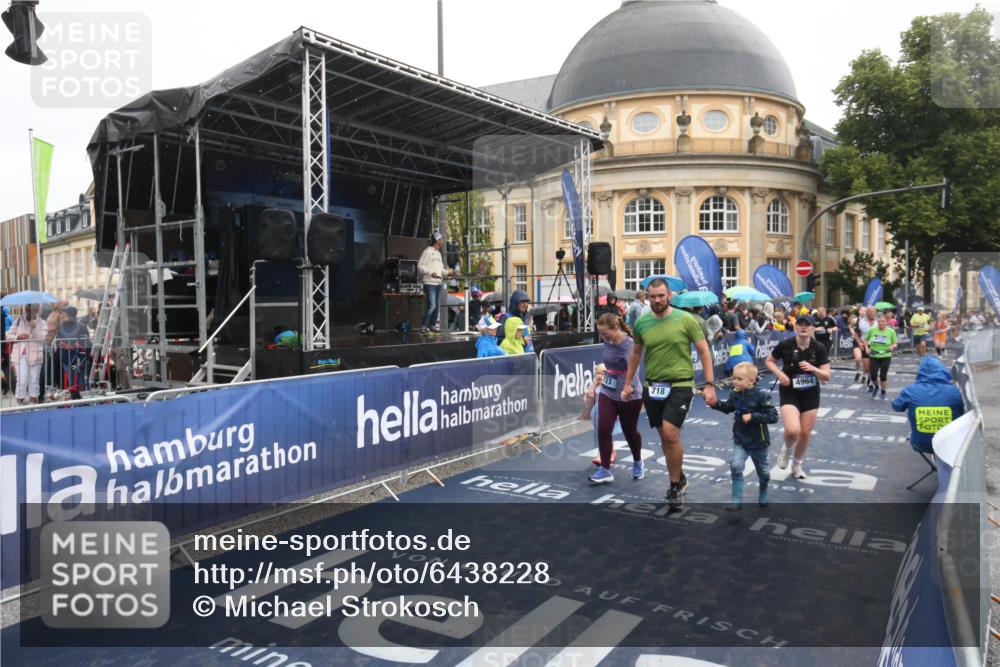 30.06.2024 - hella hamburg halbmarathon Michael Strokosch http://msf.ph/oto/6438228 30.06.2024 12:22:06 Ziel 723, 2220, 4964, 9258, 9451 meine-sportfotos.de