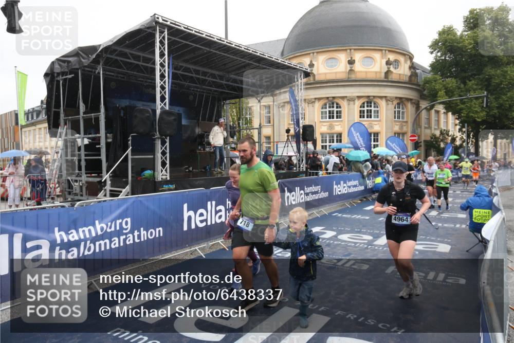 30.06.2024 - hella hamburg halbmarathon Michael Strokosch http://msf.ph/oto/6438337 30.06.2024 12:22:07 Ziel 723, 2220, 4964, 9258, 9451 meine-sportfotos.de