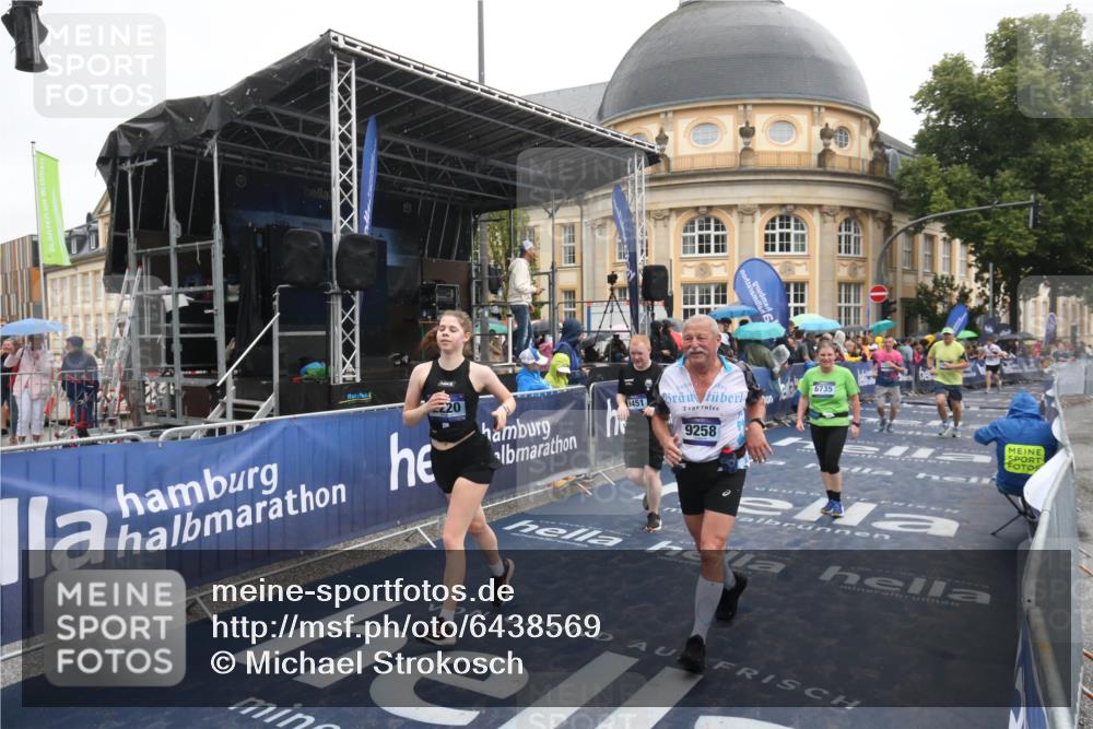 30.06.2024 - hella hamburg halbmarathon Michael Strokosch http://msf.ph/oto/6438569 30.06.2024 12:22:11 Ziel 2220, 2424, 4964, 9258, 9451, 12244, 13048 meine-sportfotos.de