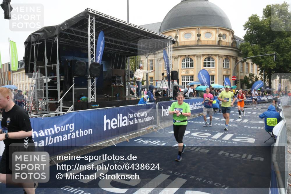 30.06.2024 - hella hamburg halbmarathon Michael Strokosch http://msf.ph/oto/6438624 30.06.2024 12:22:13 Ziel 2220, 2424, 4964, 9258, 9451, 12244, 13048 meine-sportfotos.de