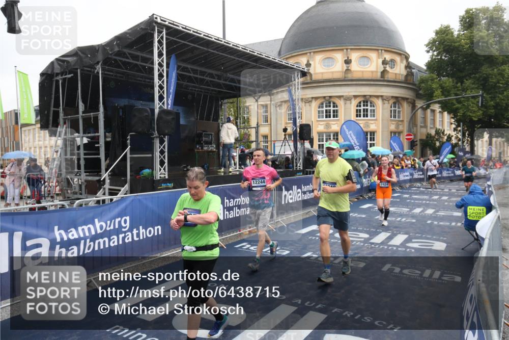 30.06.2024 - hella hamburg halbmarathon Michael Strokosch http://msf.ph/oto/6438715 30.06.2024 12:22:15 Ziel 2424, 6624, 6735, 12229, 12244, 13048 meine-sportfotos.de