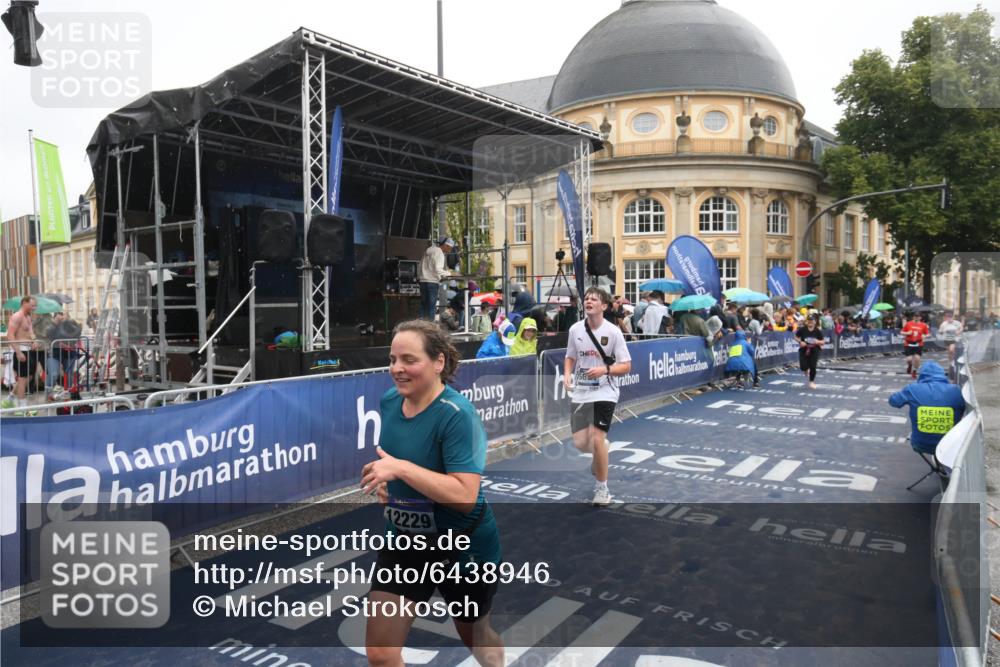 30.06.2024 - hella hamburg halbmarathon Michael Strokosch http://msf.ph/oto/6438946 30.06.2024 12:22:21 Ziel 4331, 5426, 6624, 6735, 12229 meine-sportfotos.de