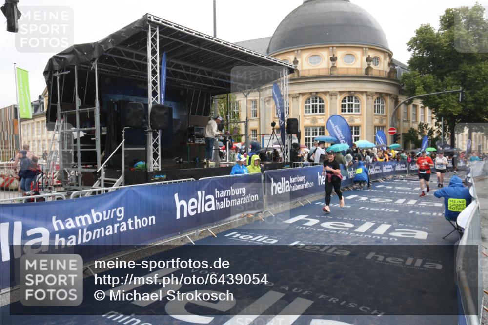 30.06.2024 - hella hamburg halbmarathon Michael Strokosch http://msf.ph/oto/6439054 30.06.2024 12:22:23 Ziel 4331, 5426, 6624, 6735, 7267, 12229 meine-sportfotos.de